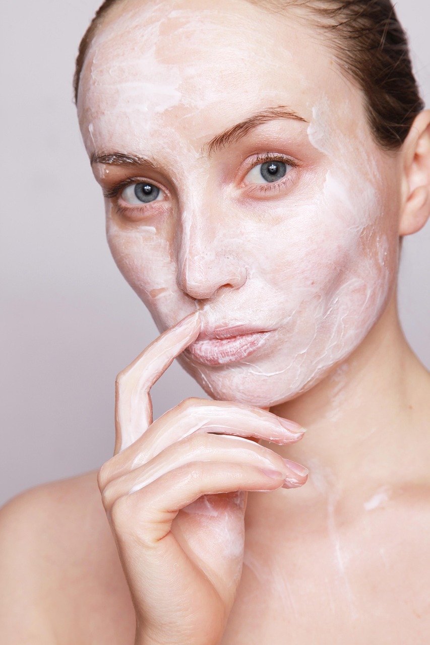 découvrez nos conseils et produits essentiels pour des soins du visage efficaces et adaptés à votre peau, afin de révéler un teint lumineux et sain.