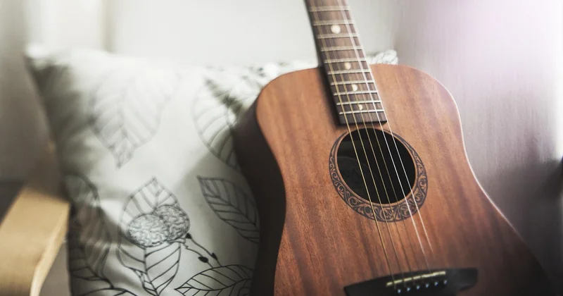 Pourquoi votre guitare fait un bruit de fond (et comment y remédier)